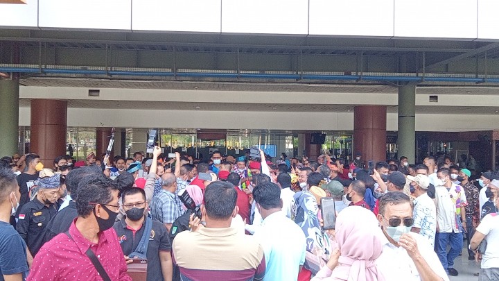 Suparman tiba di bandara SKK II yang disambut ratusan simpatisan