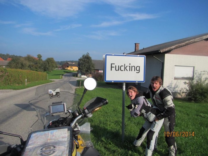 Traveler berfoto di papan nama Desa Fucking. Sumber: Pikiran Rakyat