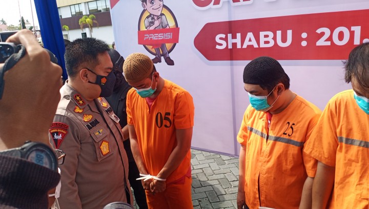 Kapolda Riau Irjen Pol M Iqbal saat menanyai oknum polisi yang nekat menjadi kurir narkoba. (Foto. Amri)