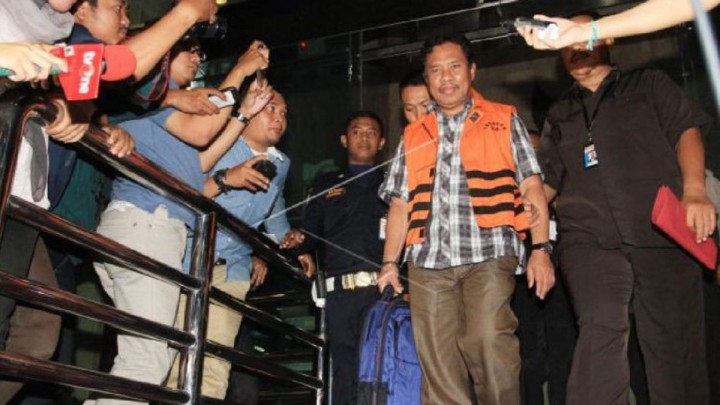 Mantan Bupati Lombok Barat Zaini Arony saat ditahan KPK/Foto: Antara