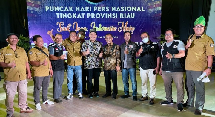 Pengurus PWI Bengkalis foto bersama wabup Bagus Santoso dan Ketua PWI Riau Zumansyah Sekedang