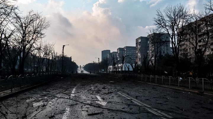 Foto : Kondisi jalanan utama di Kota Mariupol, Ukraina. (Pemboman di Kota Mariupol (Wikimedia Commons/mvs.gov.ua/Ministry of Internal Affairs of Ukraine)