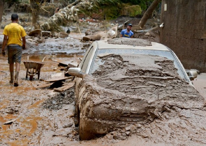 Foto : Warga membersihkan jalan-jalan setelah banjir melanda daerah itu dengan hujan lebat di Raposos, di negara bagian Minas Gerais, Brasil, pada 13 Januari 2022. Reuters