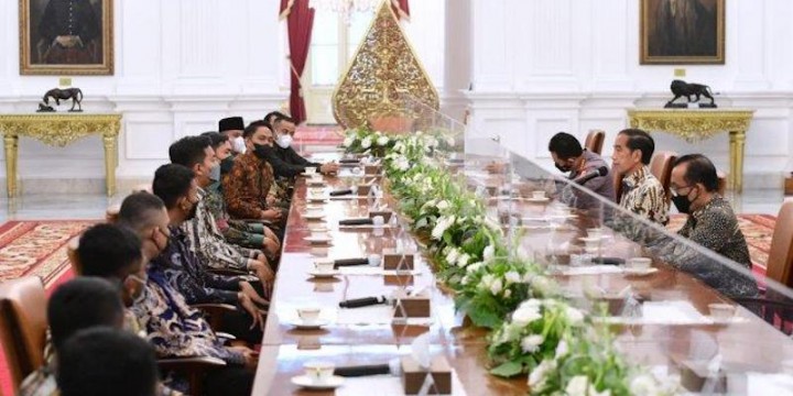  Presiden Joko Widodo saat menemui 12 perwakilan organ ekstra kampus. Sumber: Rmol.ID