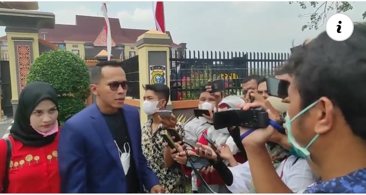 Gisella Kartika bersama penasehat hukumnya mendatangi Polda Riau untuk menanyakan laporannya terhadap Agung Nugroho