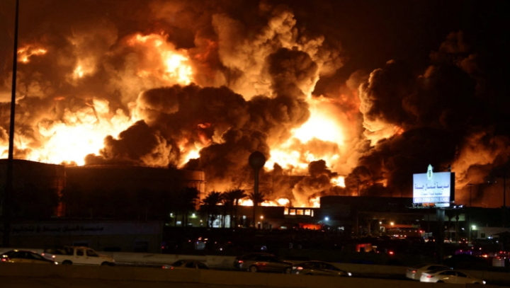 Foto : Asap mengepul dari kebakaran di fasilitas penyimpanan minyak Saudi Aramco di Jeddah setelah serangan Houthi [Stringer/Reuters]