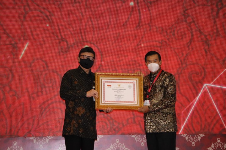 Walikota Pekanbaru, Firdaus meraih penghargaan sebagai pembina pelayanan terbaik tingkat nasional dari Kementrian Pendayagunaan Aparatur Negara dan Reformasi Birokrasi (KemenpanRB)/ humas Pemko Pekanbaru
