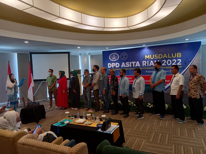 Pelantikan pengurus ASITA Riau yang diketuai oleh Dede Firmansyah oleh ketua ASITA pusat versi Nunung Rusmiati 