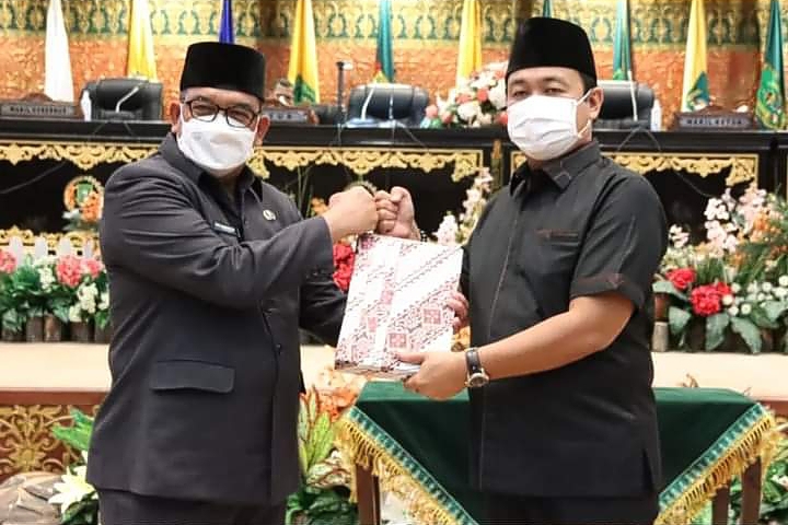 Wakil gubernur Riau Edy Natar Nasution menyerahkan berkas ranperda rencana umum energi daerah kepada Ketua DPRD Riau Yulisman menyerahkan