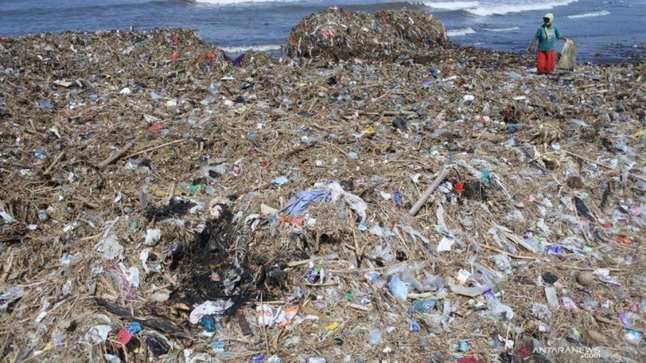 Sampah plastik semakin menjadi ancaman bagi ekosistem di lautan karena jumlahnya yang terus bertambah. (ANTARA)