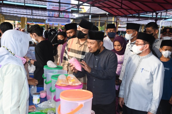 Wabup Bengkalis didampingi sekda saat di Bazar Ramadhan
