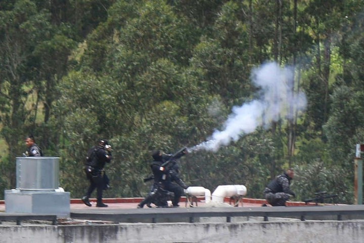 © FERNANDO MACHADO Polisi anti huru hara menembakkan gas air mata untuk mencoba meredam kerusuhan di penjara El Turi di Cuenca, Ekuador, pada 3 April 2022