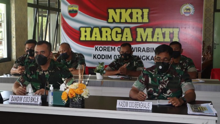 Dandim 0303/Bengkalis Letkol Inf Endik Yunia H saat vidcon bersama Panglima TNI
