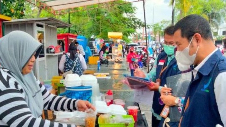 Foto : Kepala BBPOM Pekanbaru Yosef Dwi Irwan menyaksikan timnya uji sampel pangan dan takjil di dua pasar di Kota Pekanbaru