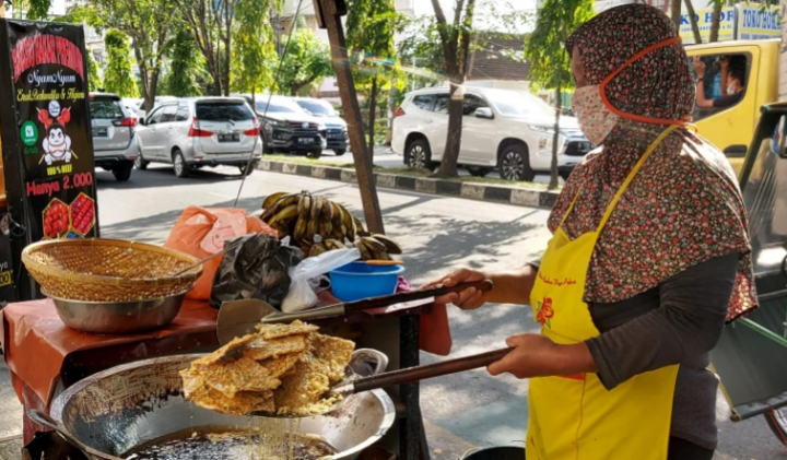 Siti Rohani kesulitan mendapatkan minyak goreng untuk warung makannya di tengah kelangkaan produk di seluruh Indonesia