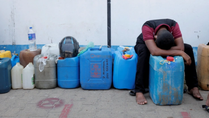 Seorang pria beristirahat sambil menunggu dalam antrean untuk membeli solar di dekat sebuah pompa bensin di Kolombo, Sri Lanka