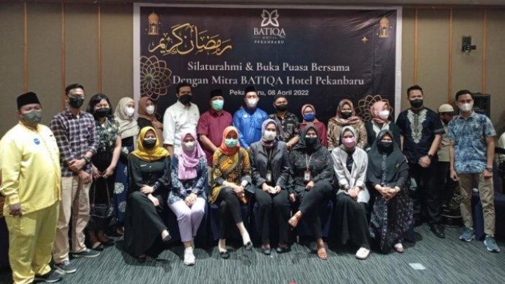 Manajemen Batiqa Hotel Pekanbaru foto bersama dengan mitra dan tokoh masyarakat usai buka bersama Ramadhan 2022, Jumat (8/4/2022)    