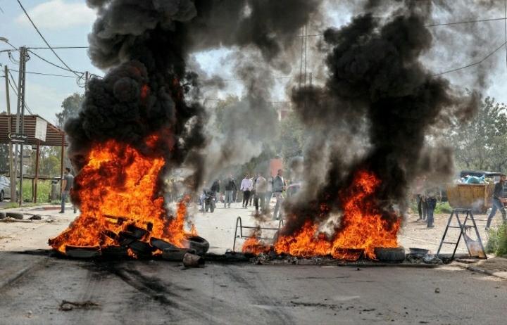 Ban dibakar setelah pasukan Israel menargetkan kamp pengungsi Palestina Jenin di Tepi Barat yang diduduki [Jaafar Ashtiyeh/AFP]