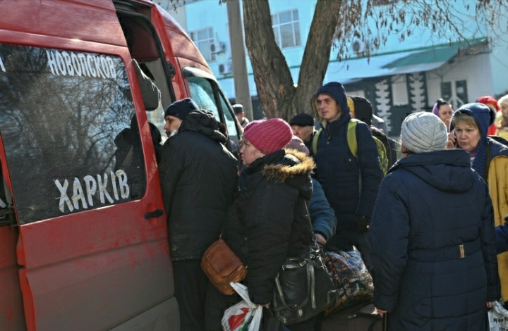 Orang-orang mengantri untuk naik bus saat mereka melarikan diri dari serangan Rusia di Ukraina, di Sievierodonetsk, wilayah Luhansk, Ukraina [File: Oleksii Kovalov/Reuters]