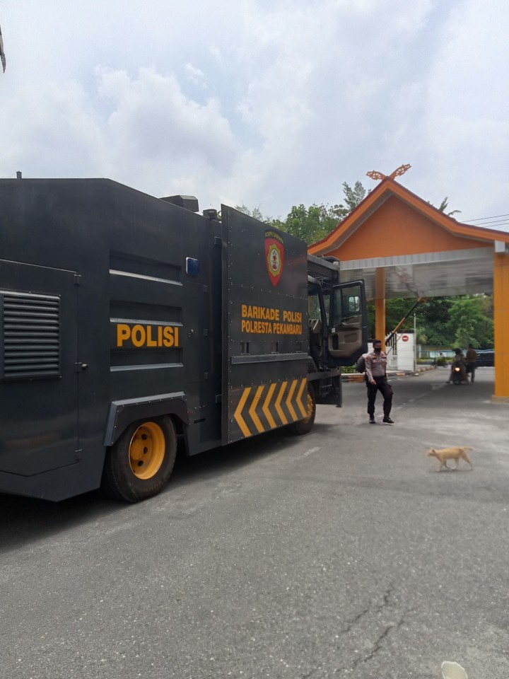 Mobil watercanon disiapkan dalam aksi Unras di DPRD Riau