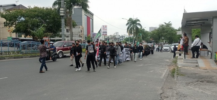 Massa dari HMI mulai berdatangan untuk Unras di kantor DPRD Riau