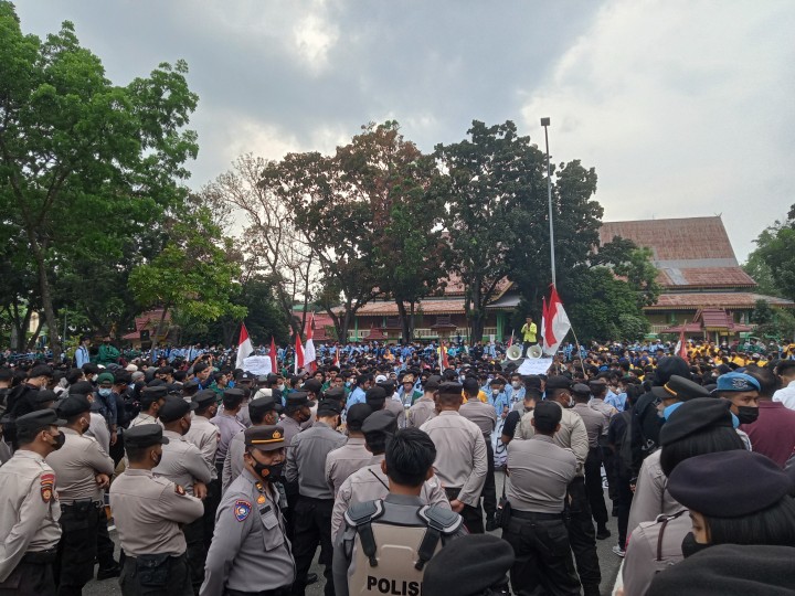 Ribuan mahasiswa berkumpul di depan kantor DPRD Riau