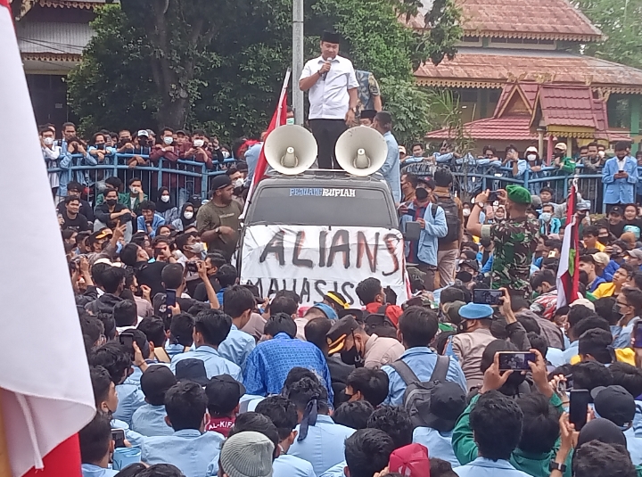 Ketua DPRD Riau Yulisman beroperasi di depan mahasiswa