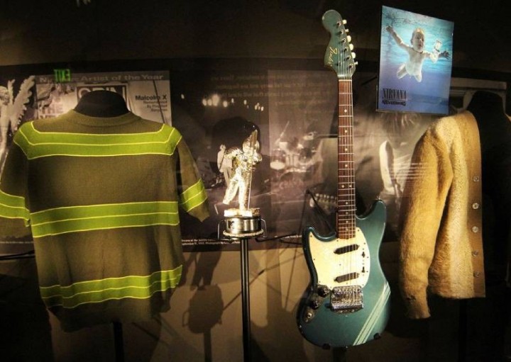 Memorabilia termasuk pakaian ikonik dan alat musik mendiang Kurt Cobain dari band grunge legendaris Nirvana, dipamerkan di pameran Nirvana: Taking Punk to the Mass dari Experience Music Project (EMP) di Seattle pada 15 April 2011.