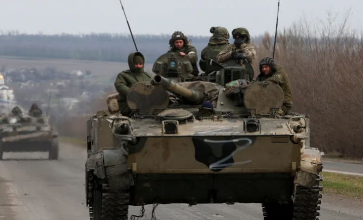 Anggota layanan pasukan pro-Rusia mengendarai kendaraan lapis baja di jalan di luar kota pelabuhan Mariupol [Alexander Ermochenko/Reuters]