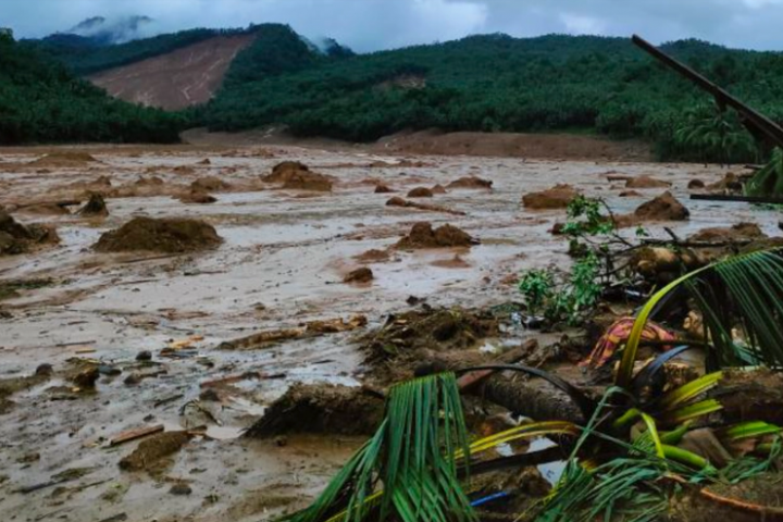 Aliran air coklat berlumpur di daerah longsor di Baybay City di provinsi Leyte di mana setidaknya 25 orang tewas dalam badai tropis Megi [Filippine Coast Guard via AP Photo]