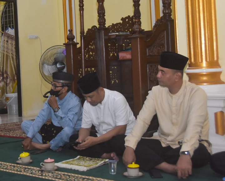 Dandim Bengkalis Letkol Inf Endik Yunia H saat mendampingi Bupati Kasmarni saat Safari Ramadhan ke 10