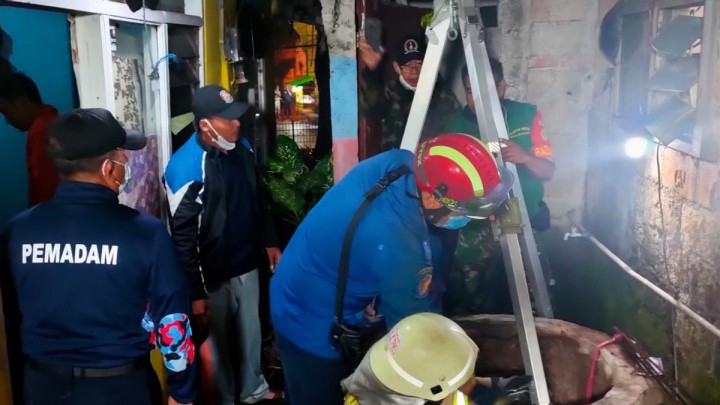 Petugas pemadam kebakaran mengevakuasi jasad bocah tahun di dalam sumur di kawasan Lenteng Agung Jaksel