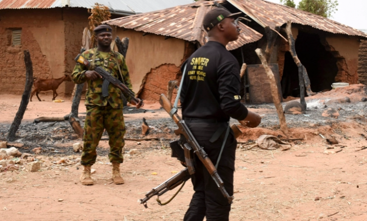 Personel keamanan di negara bagian Plateau pada 12 April setelah rumah-rumah dibakar selama serangan oleh bandit dan pemberontak [Foto oleh AFP]