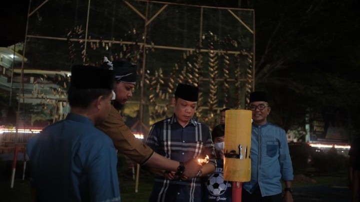 Sambut Ramadhan, DPRD Riau Nyalakan Lampu Colok