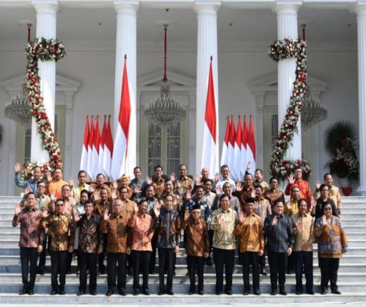 Presiden RI Joko Widodo beserta wakil dan para menteri. Sumber: Internet