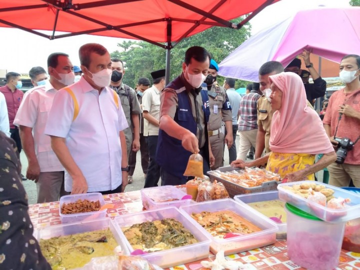Gubri Syamsuar Berbelanja Takjil di Pasar Ramadhan Taman Jalur Kuansing