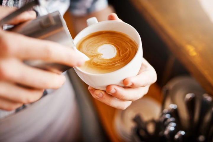 Rasanya yang lebih seimbang membuat kopi ini cocok untuk pecinta kerhamonisan seperti kepribadian zodiak libra. Foto: Getty Images/iStockphoto/Dzhulbee  