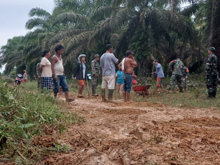 Warga Desa Semunai saat goro bersama TNI AD