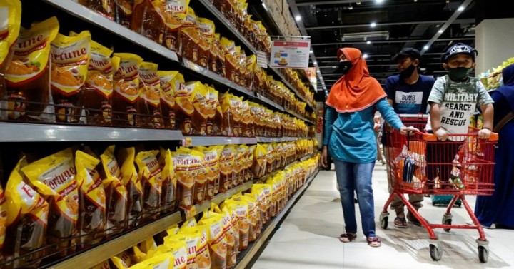 Orang berbelanja minyak goreng dari kelapa sawit di supermarket di Jakarta, Indonesia, 27 Maret 2022. REUTERS/Willy Kurniawan