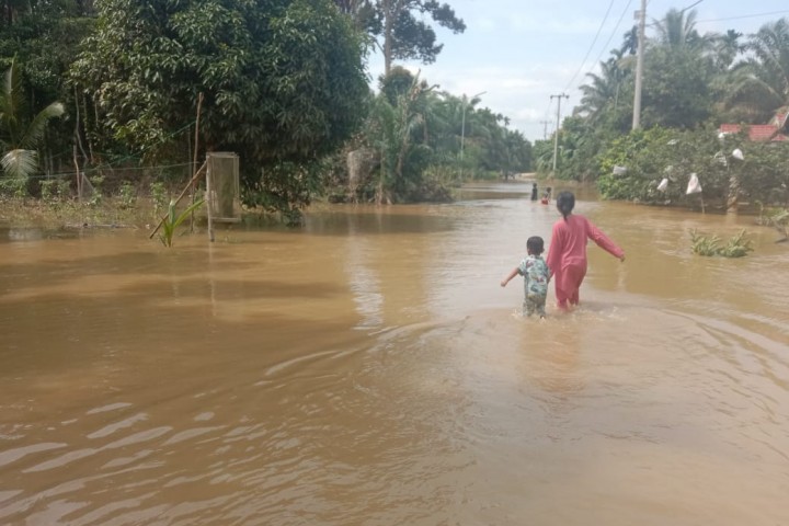 Rohul Direndam Banjir Hingga Lutut Orang Dewasa, BPBD Riau Dirikan Posko