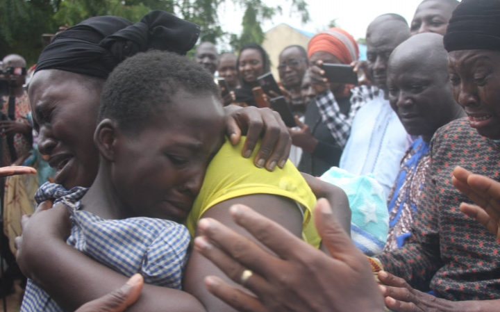 Foto : Seorang ibu memeluk putrinya pada 25 Juli 2021, setelah dia dibebaskan bersama dengan 27 siswa lain dari Sekolah Menengah Bethel Baptist di negara bagian Kadune, Nigeria [AFP]