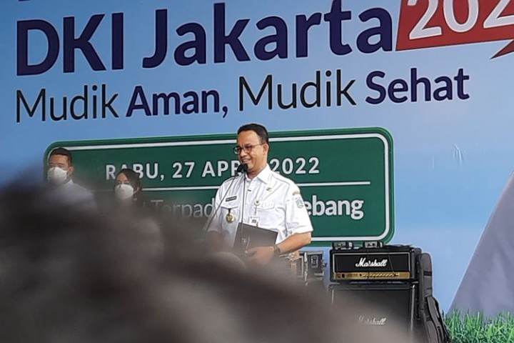 Gubernur DKI Jakarta Anies Baswedan melepas peserta mudik gratis yang diselenggarakan Pembrov DKI Jakarta. Sumber: Internet