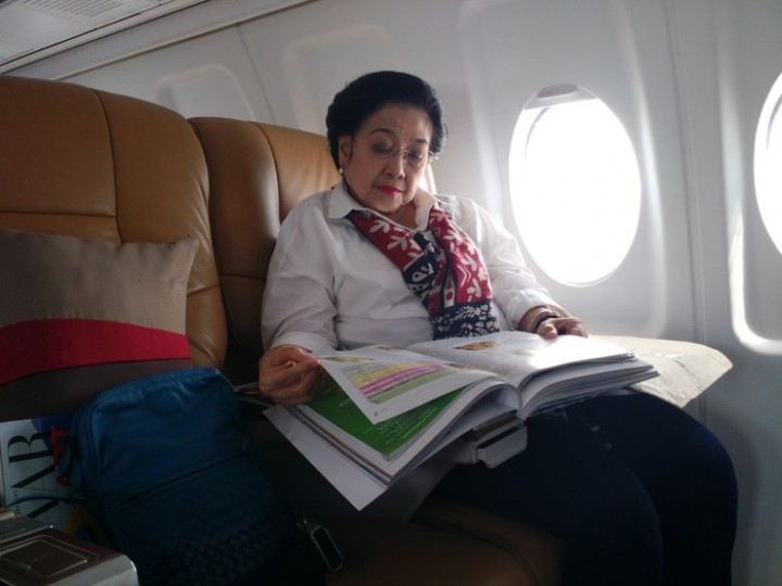Megawati Soekarnoputri saat berada dalam pesawat. Sumber: Detik.com