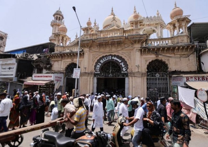 Umat ??Muslim keluar dari Masjid Juma setelah melaksanakan salat Jumat di Mumbai, India, pada 6 Mei 2022. Gambar diambil pada 6 Mei 2022.