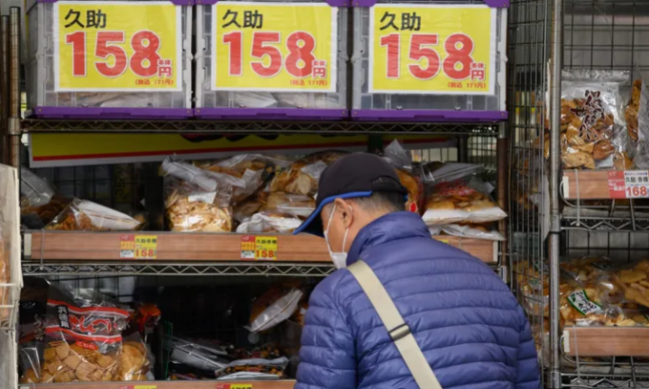 Orang Jepang mengurangi pengeluaran di tengah kenaikan harga dan melemahnya yen [File: Akio Kon/Bloomberg]
