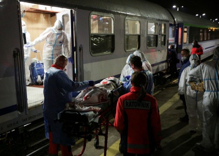 Seseorang diangkut dari kereta sanitasi yang membawa anak-anak dengan penyakit onkologis yang melarikan diri dari invasi Rusia ke Ukraina, di Kielce, Polandia, pada 16 Maret 2022.