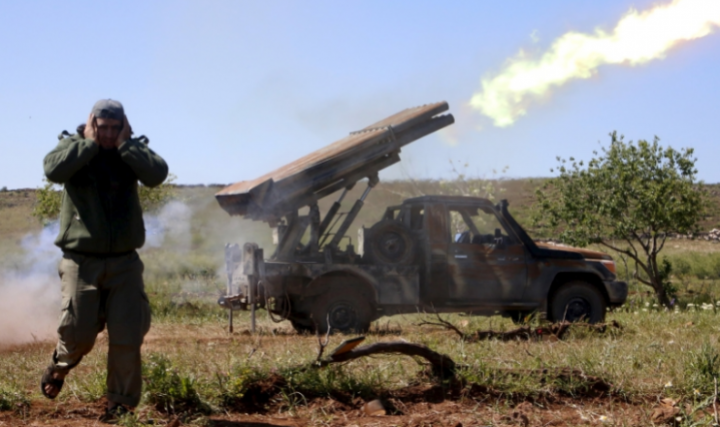 Seorang pejuang pemberontak Suriah bereaksi ketika roket ditembakkan ke arah pasukan yang setia kepada Presiden Suriah Bashar al-Assad pada tahun 2015 [File: Mohamad Bayoush / Reuters]