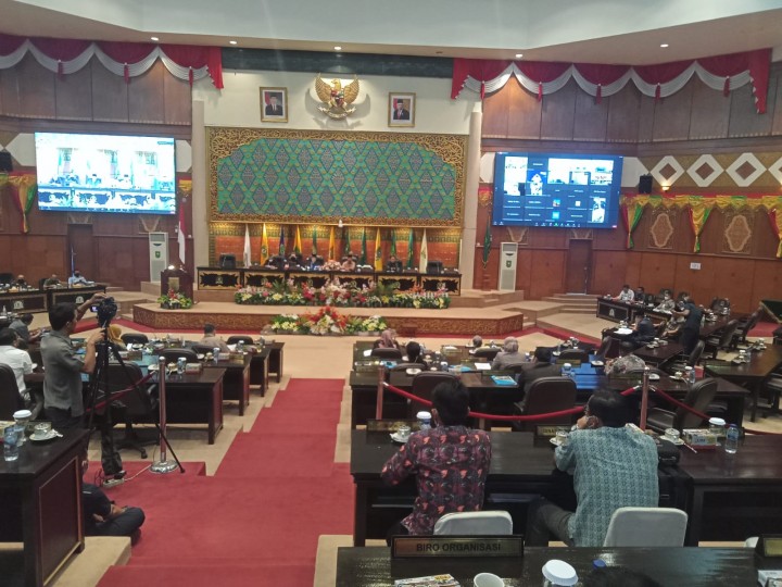 Paripurna pengesahan perda BRK Syariah di gedung DPRD Riau
