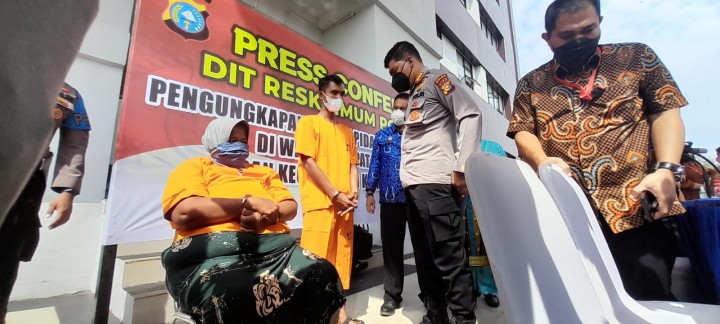 Kabid Humas Polda Riau Kombes Pol Sunarto menanyai pelaku Tindak Pidana Perdagangan Orang, Jumat, 20 Mei 2022 pagi. (Foto. Riau24 Grup)
