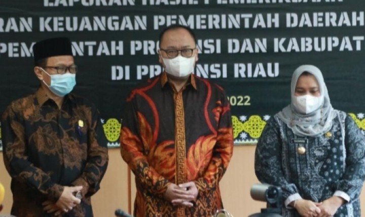 Saat Penyerahan LKPD Bengkalis, Ketua DPRD dan Bupati Terima Penghargaan Dari BPK Riau